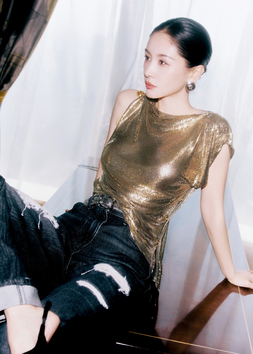 王子文玩兴与灵感漫溢 勾勒出随性的光彩轨迹