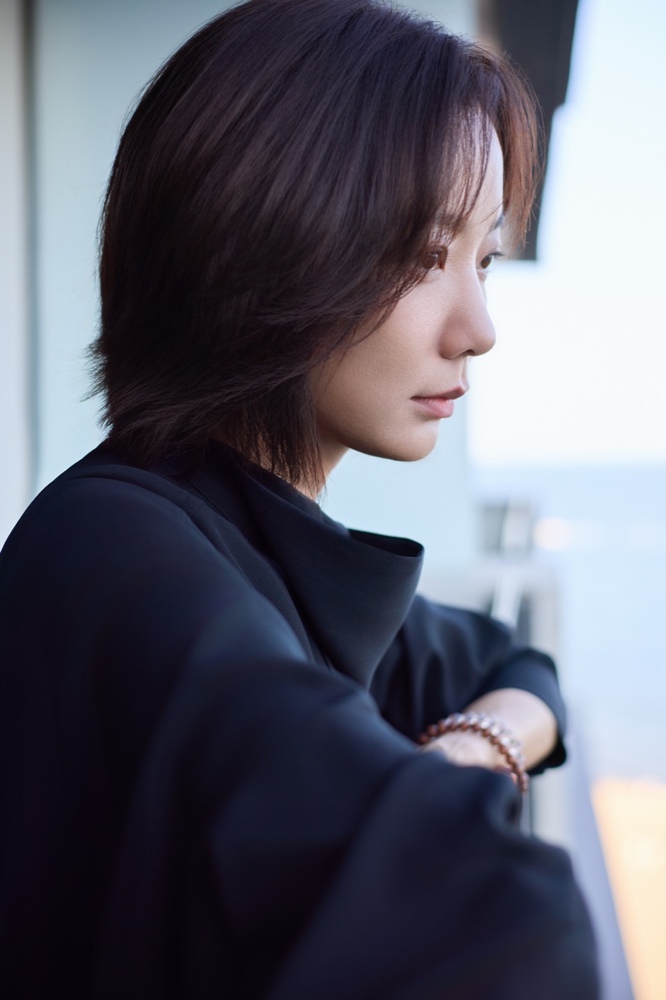 王珞丹伊人静伫自成格调 眸光流转邂逅纯粹  第7张