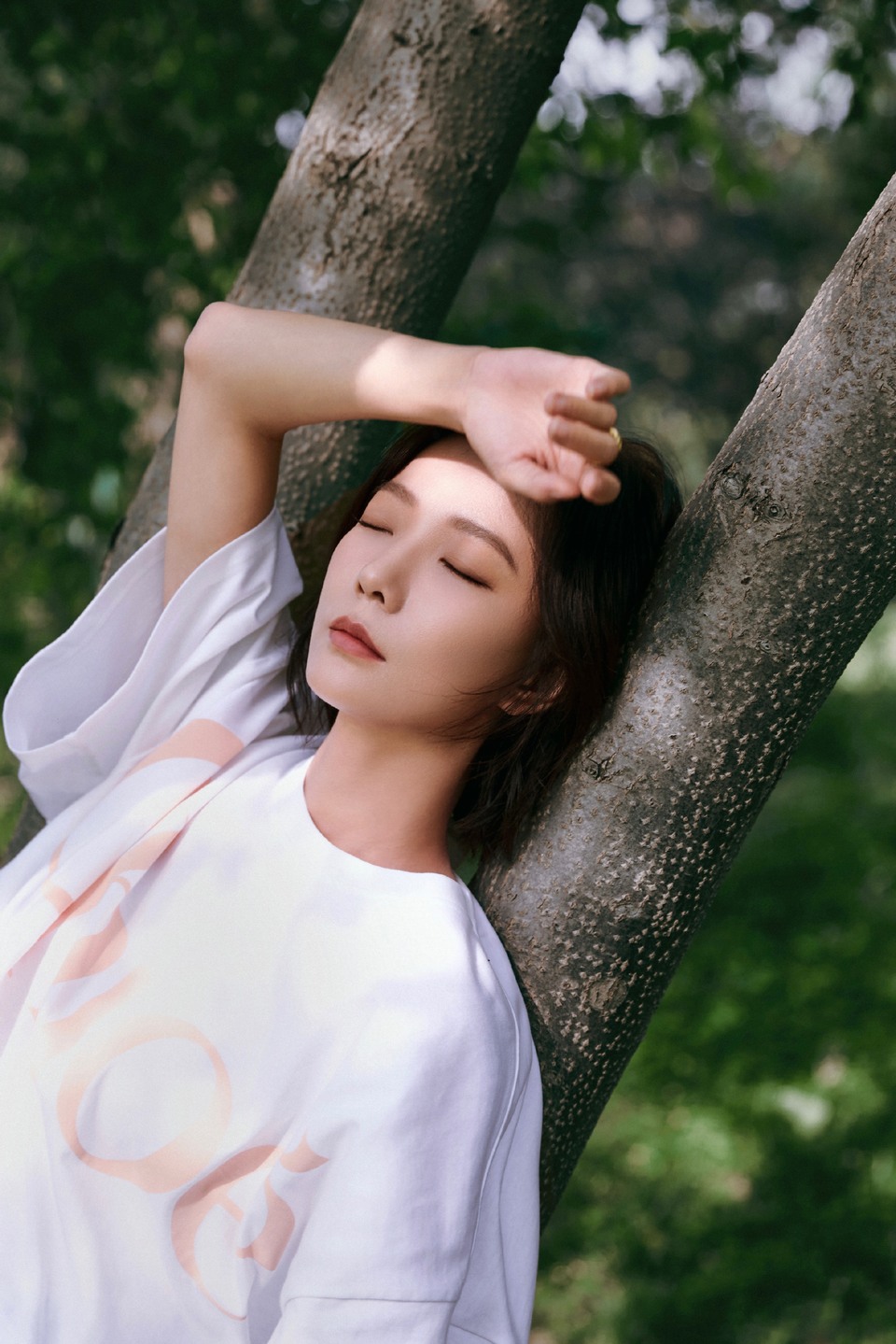 王珞丹聆听光的声音 感受内心的宁静暖意  第2张
