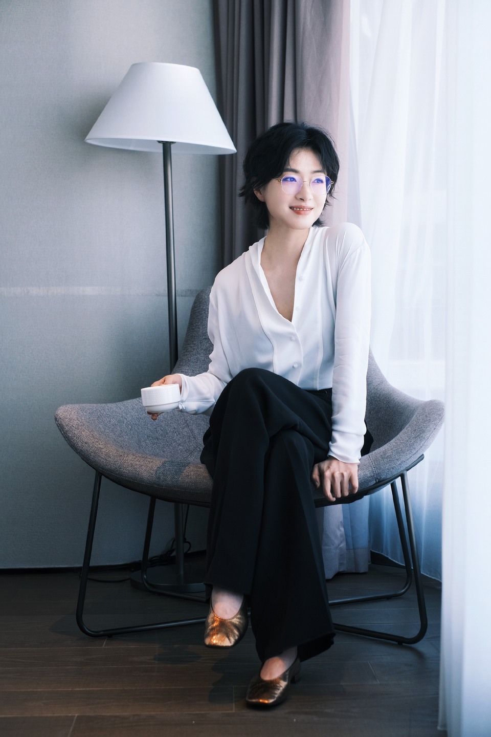 万茜静享慵懒午后 丝缕柔韧之间自洽从容  第5张