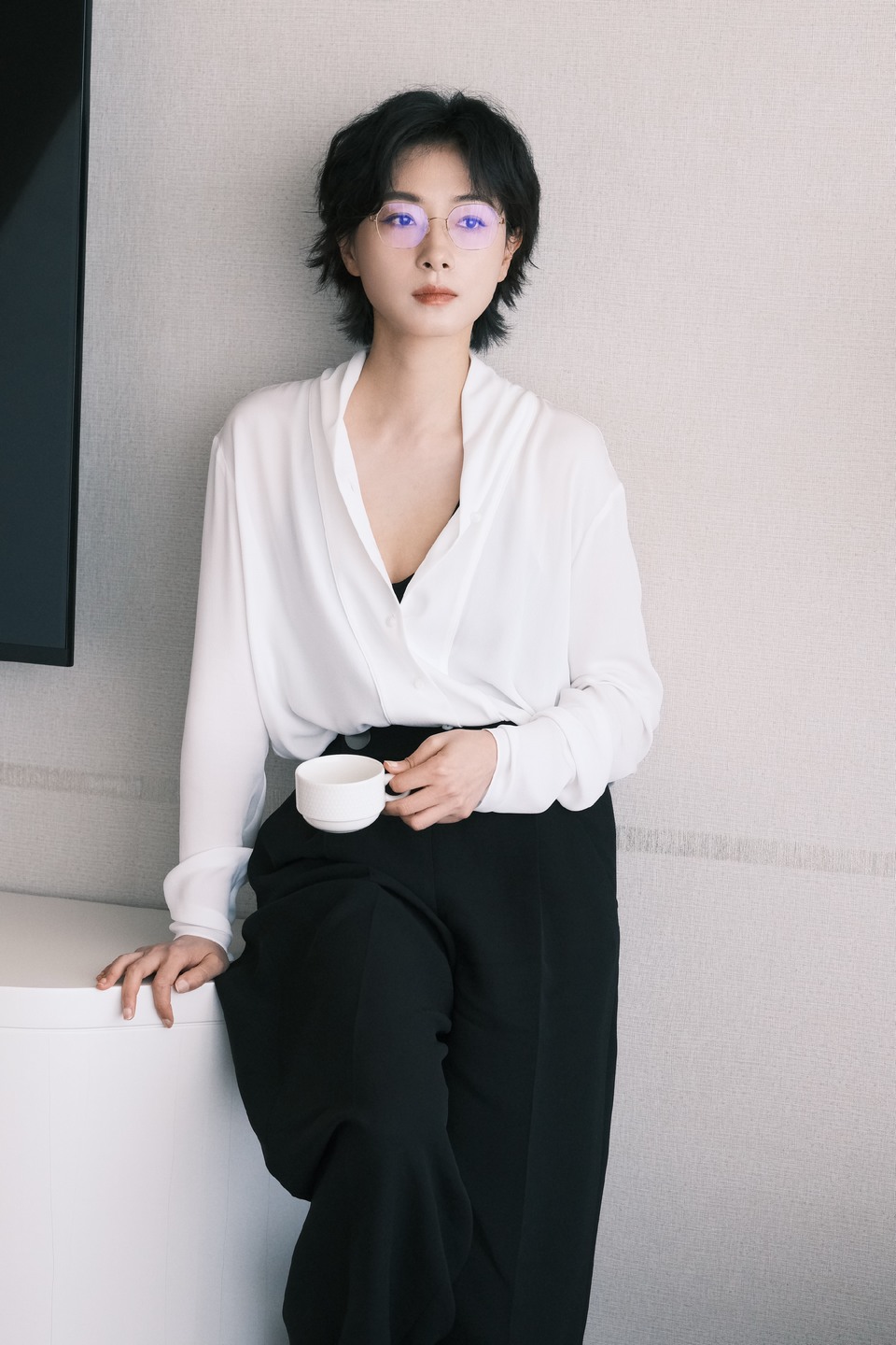 万茜静享慵懒午后 丝缕柔韧之间自洽从容  第3张