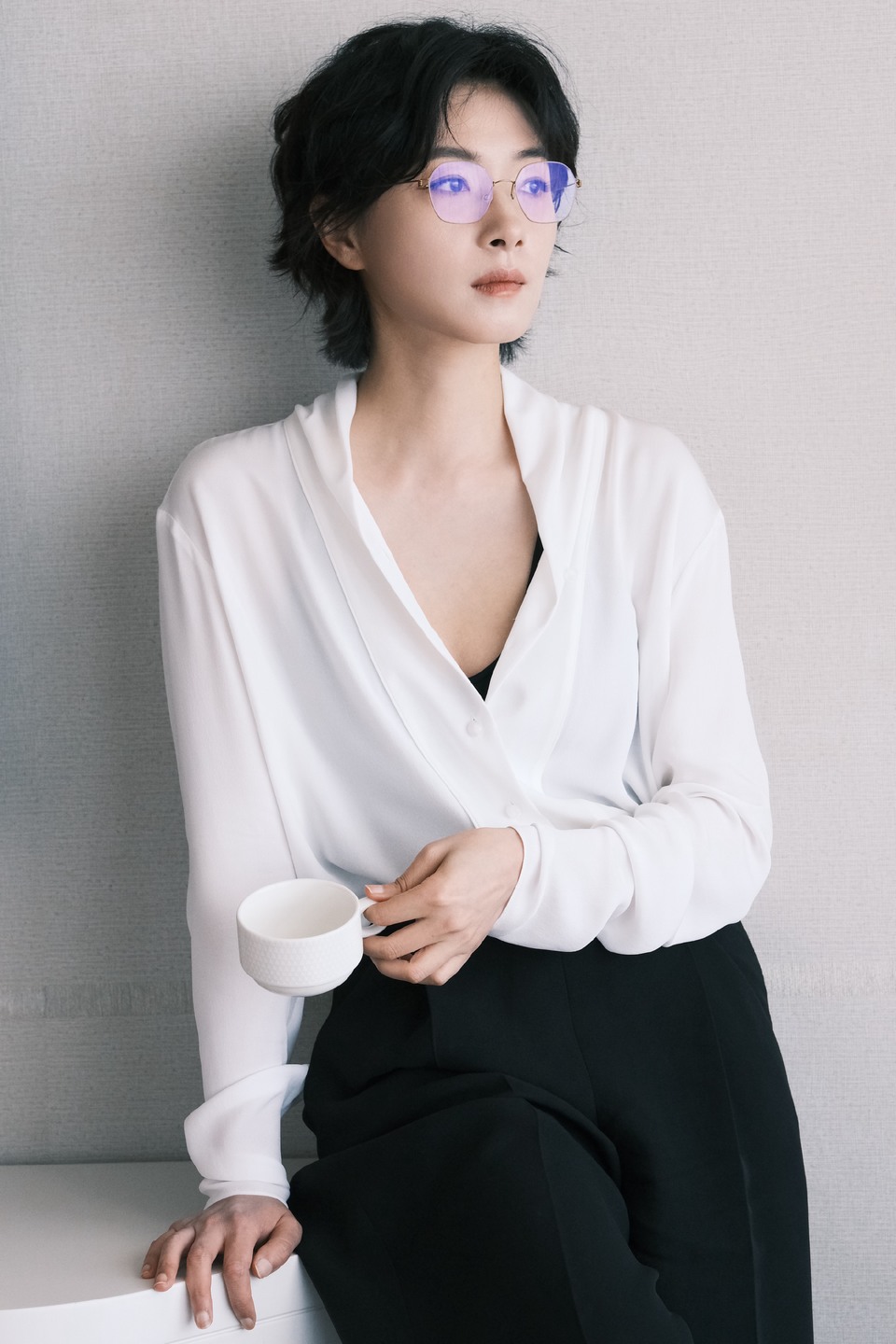 万茜静享慵懒午后 丝缕柔韧之间自洽从容  第4张