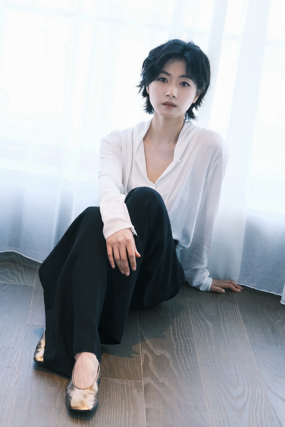 万茜静享慵懒午后 丝缕柔韧之间自洽从容  第1张