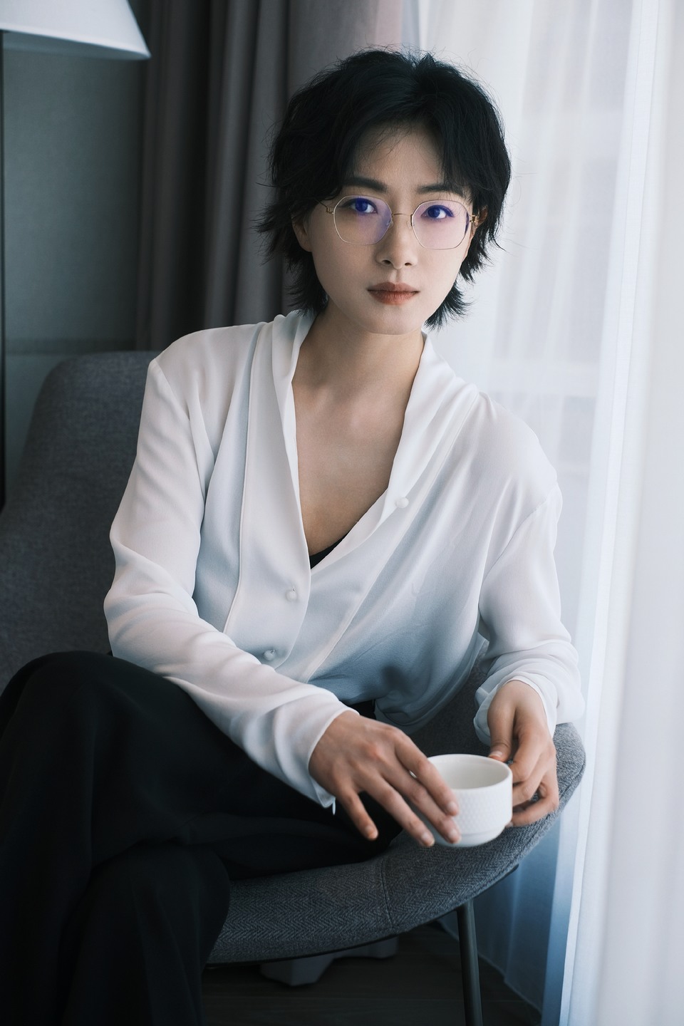 万茜静享慵懒午后 丝缕柔韧之间自洽从容  第6张