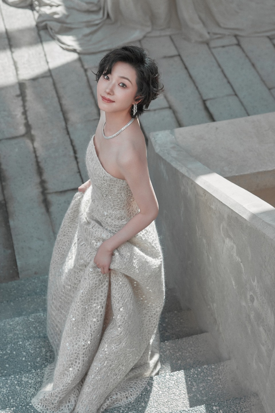 万茜华丽流线展露纤美姿态 思念如涟漪随风漫延