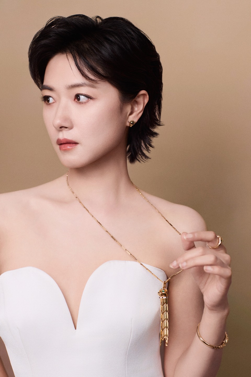 万茜白色礼裙怡然优雅 流露出东方的含蓄温婉
