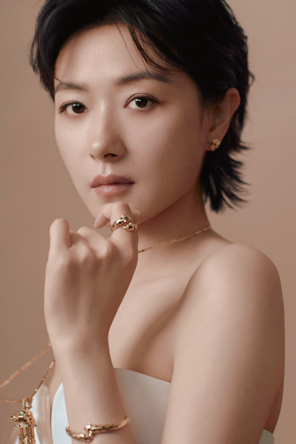 万茜白色礼裙怡然优雅 流露出东方的含蓄温婉