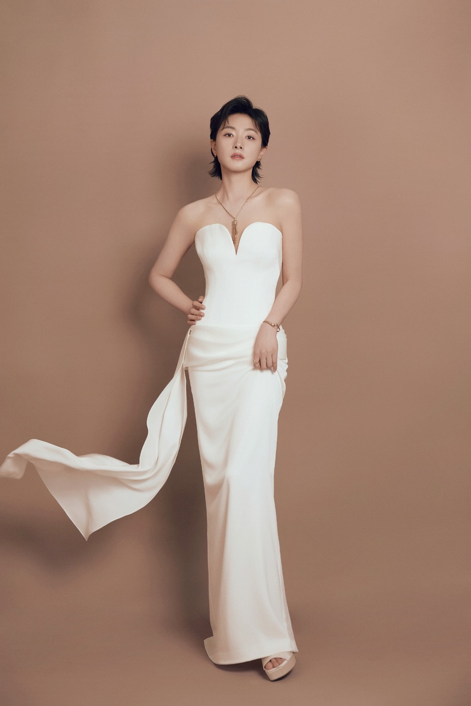万茜白色礼裙怡然优雅 流露出东方的含蓄温婉