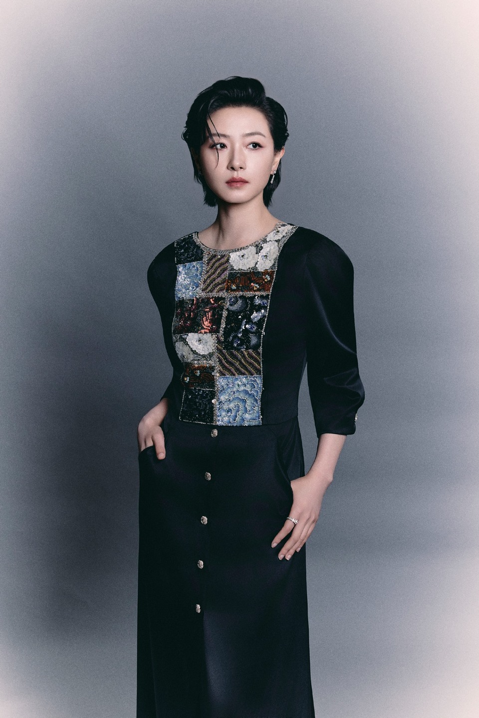 万茜眉宇间藏着故事 似暗夜繁花惊艳绽放