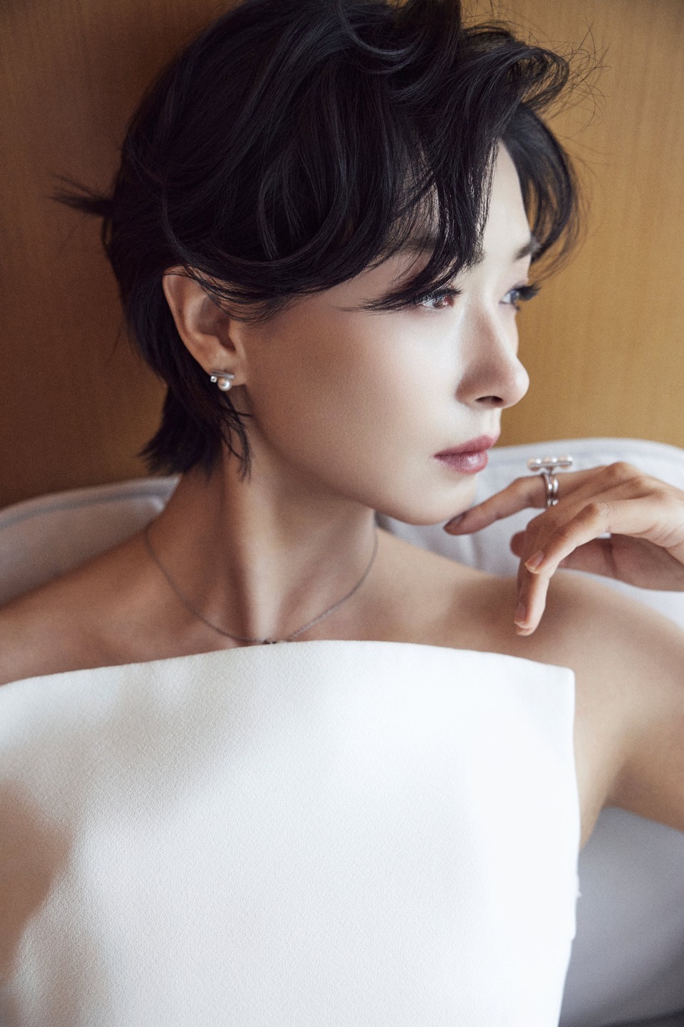 万茜悠然自若 婉约优雅之中又透露非凡气度