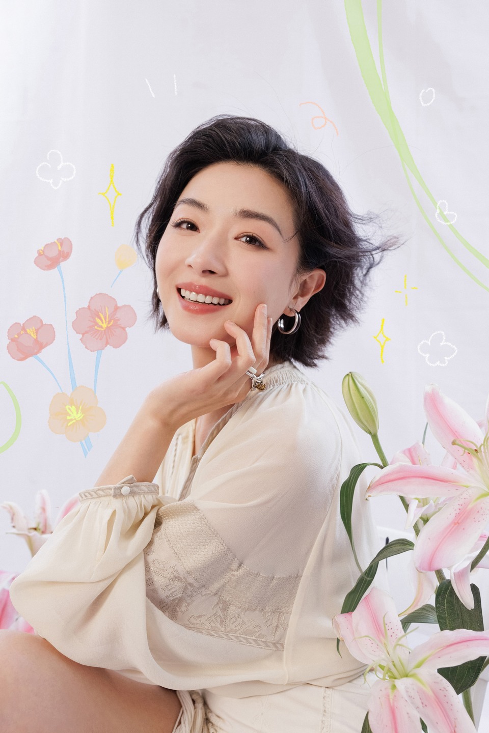 万茜妙笔生花佳人如画 置身繁花之境浅笑嫣然
