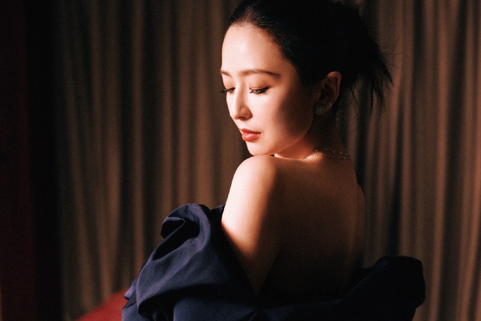 佟丽娅夜色眸中暗涌 复古风韵碰撞未来感  第7张