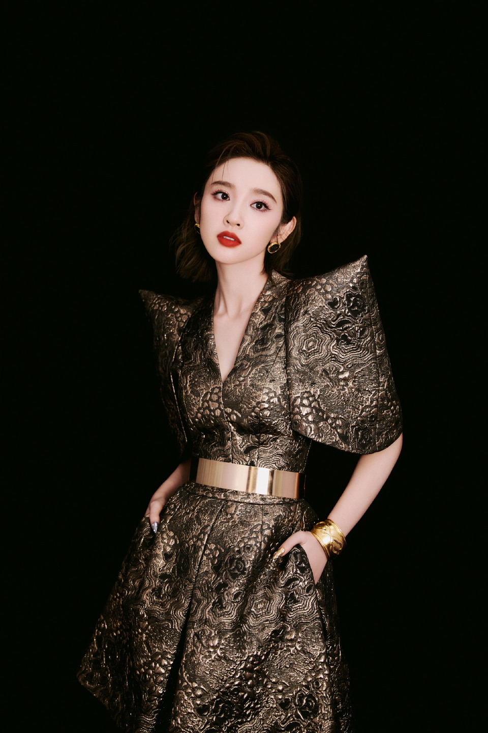 唐艺昕尽显“女王”姿态 自信大方酷飒魅力  第9张
