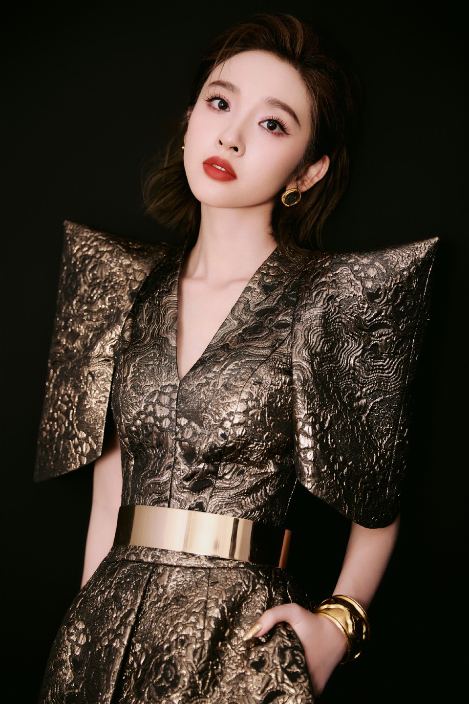 唐艺昕尽显“女王”姿态 自信大方酷飒魅力  第6张