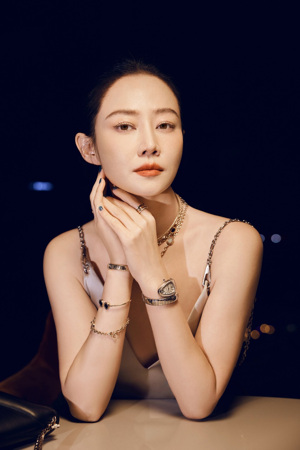 谭卓夜晚降临令人动容 身披流光松弛自在