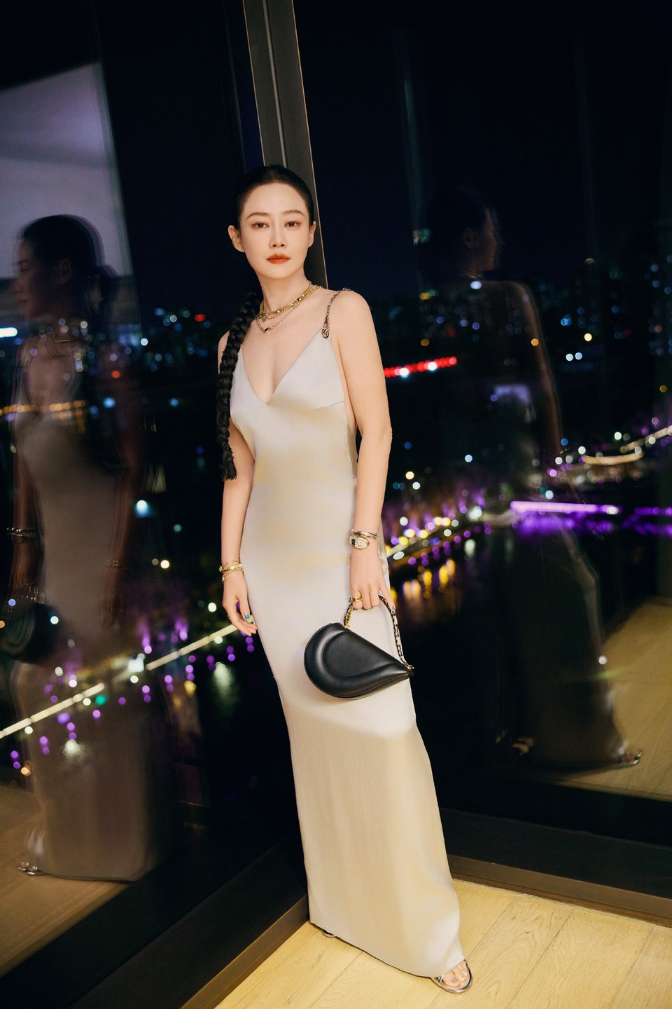 谭卓夜晚降临令人动容 身披流光松弛自在