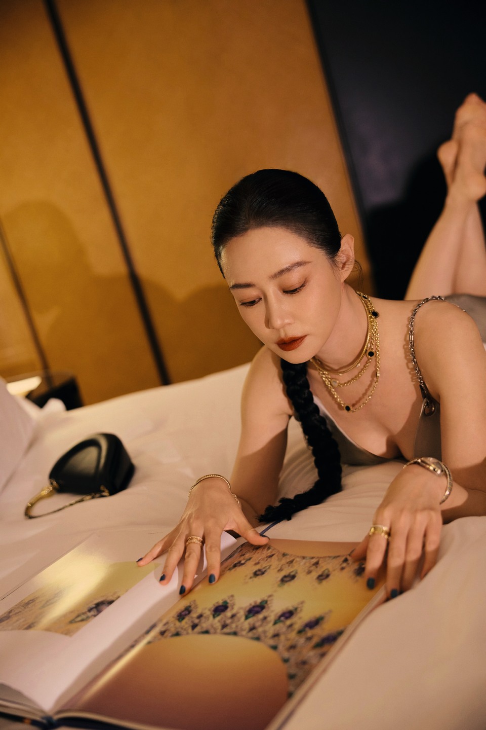 谭卓夜晚降临令人动容 身披流光松弛自在