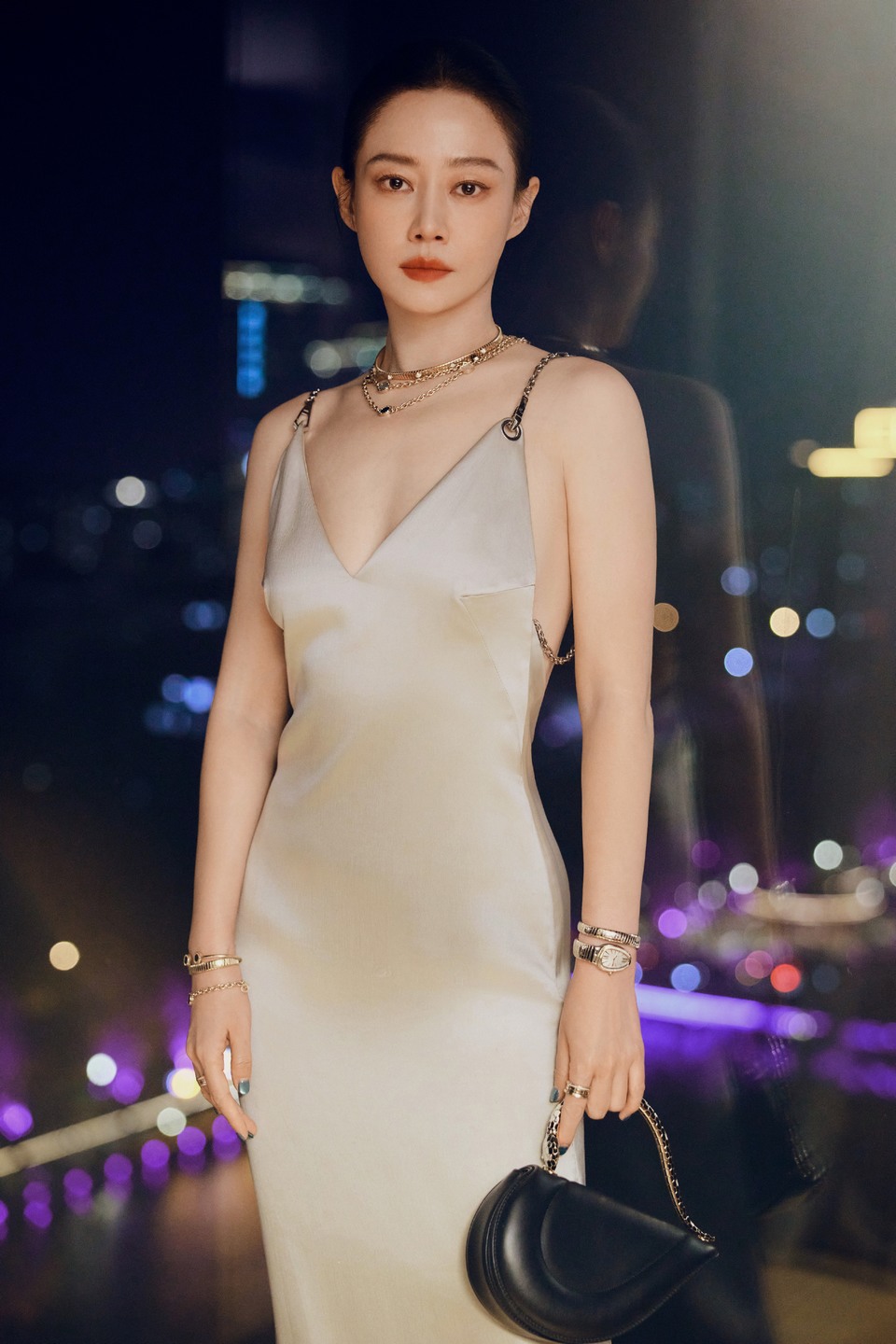 谭卓夜晚降临令人动容 身披流光松弛自在  第7张