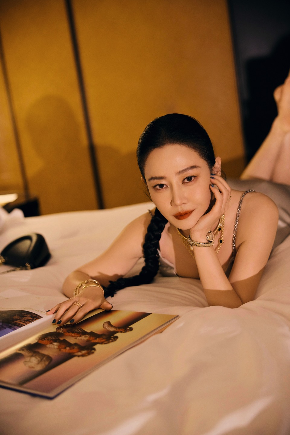 谭卓夜晚降临令人动容 身披流光松弛自在  第10张