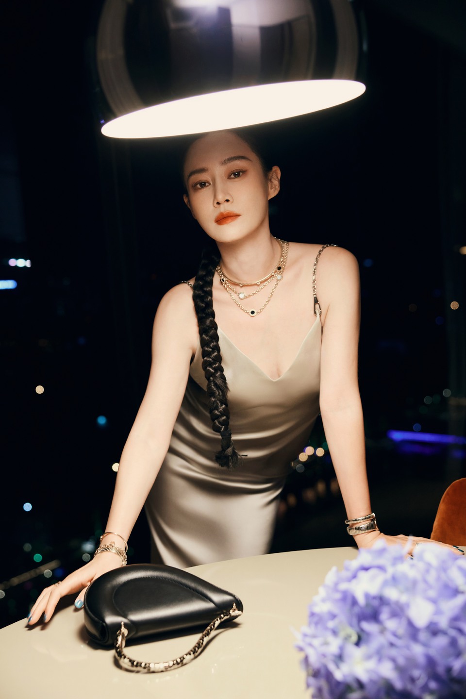 谭卓夜晚降临令人动容 身披流光松弛自在