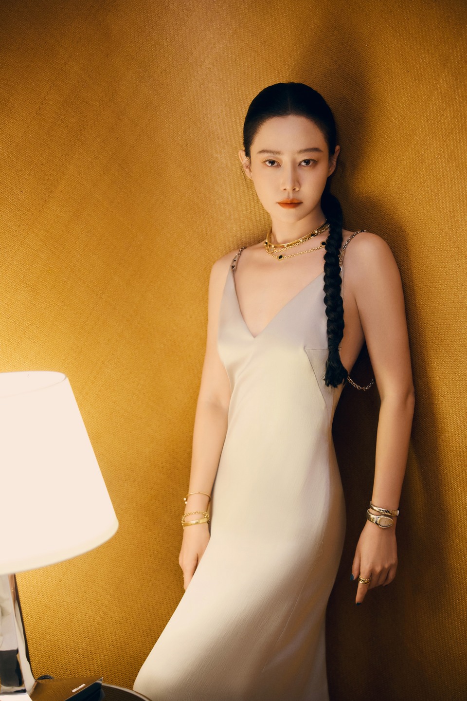 谭卓夜晚降临令人动容 身披流光松弛自在