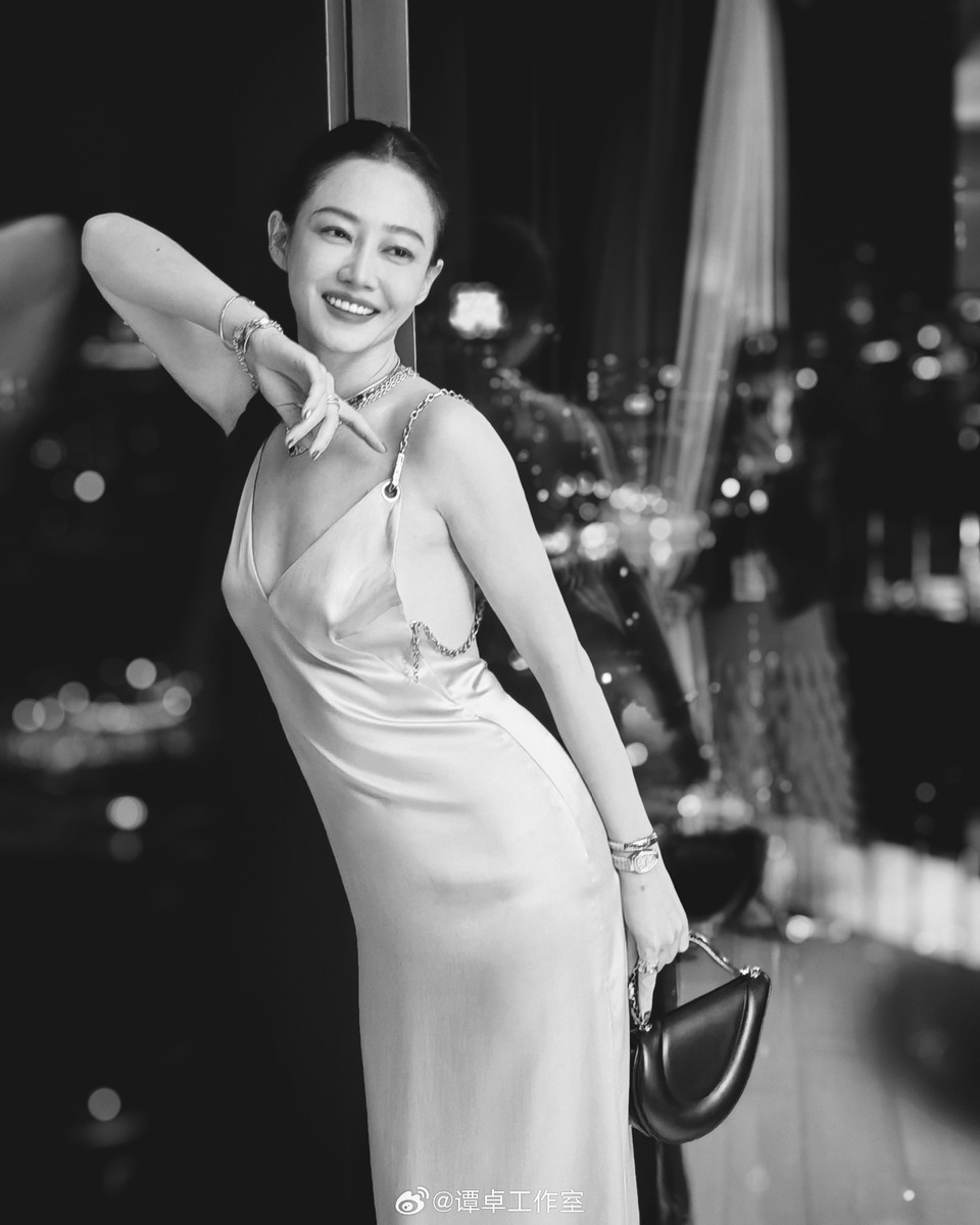 谭卓心绪藏于层层绸缎之间 享受黑白光影的静谧纯粹  第8张