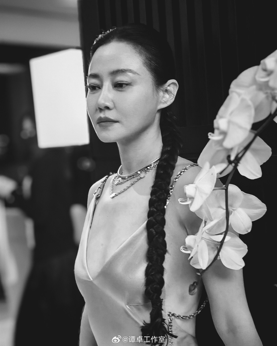 谭卓心绪藏于层层绸缎之间 享受黑白光影的静谧纯粹