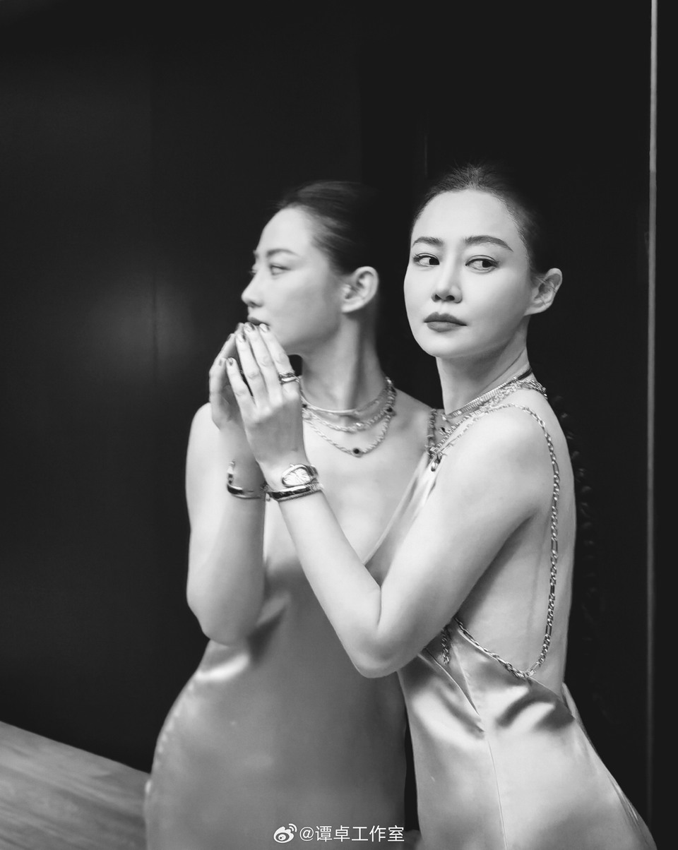 谭卓心绪藏于层层绸缎之间 享受黑白光影的静谧纯粹
