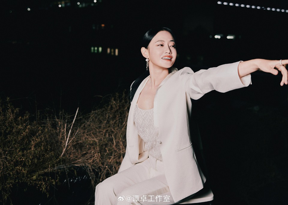 谭卓简约随性装载极艺质感 耀眼风采诠释多面魅力  第9张