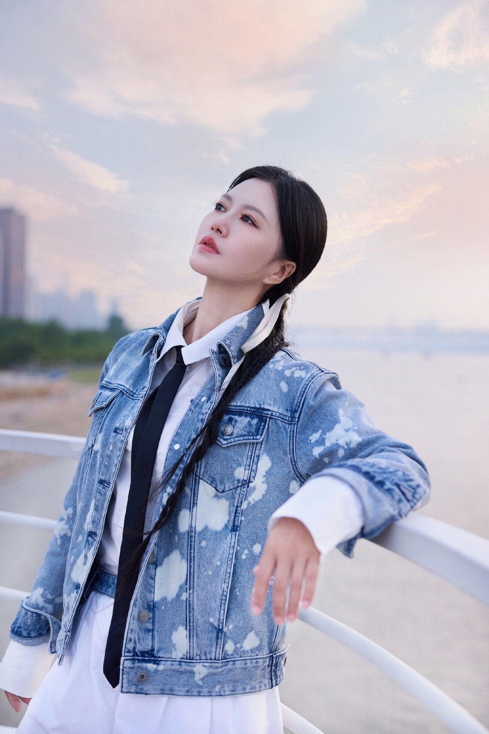 谭维维旅途在落日海边 在肆意烂漫的时光中间  第3张