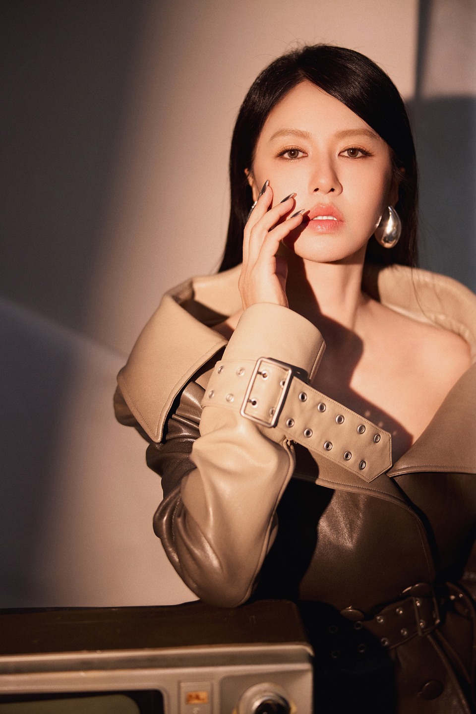 谭维维氤氲光影下魅惑美艳 优雅性感神秘宛若女王  第6张