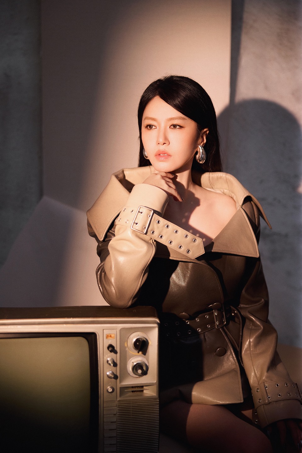 谭维维氤氲光影下魅惑美艳 优雅性感神秘宛若女王  第8张