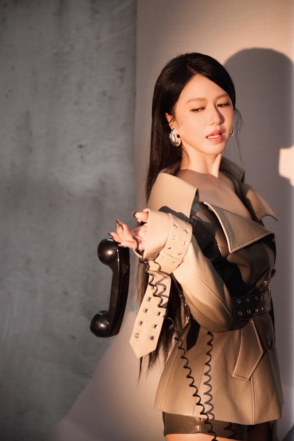 谭维维氤氲光影下魅惑美艳 优雅性感神秘宛若女王  第9张