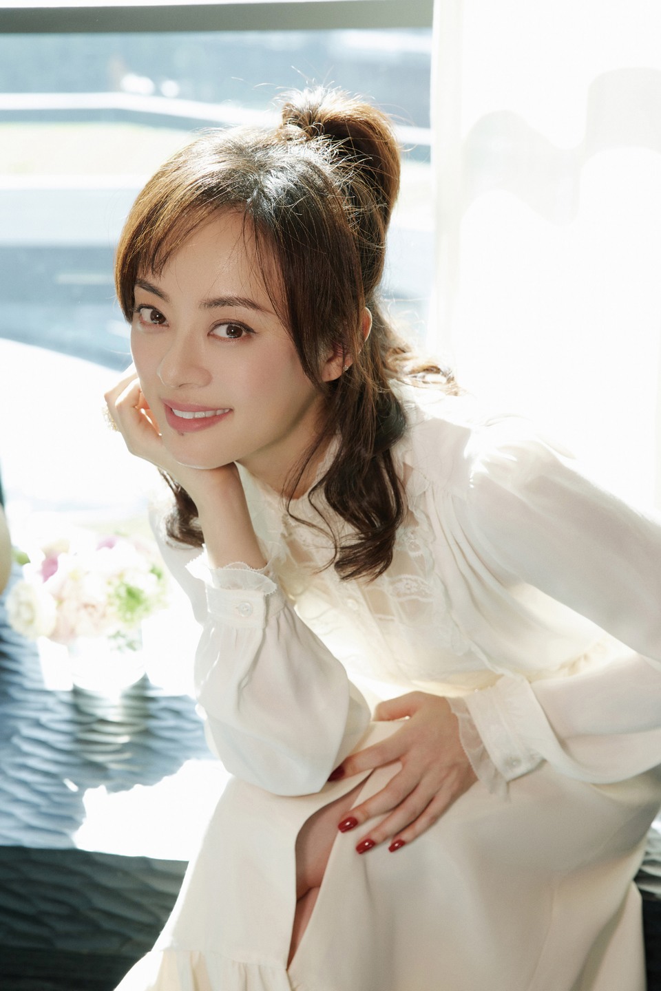 孙俪于喧嚣中觅得一隅悠然 如白玫瑰自在绽放  第9张