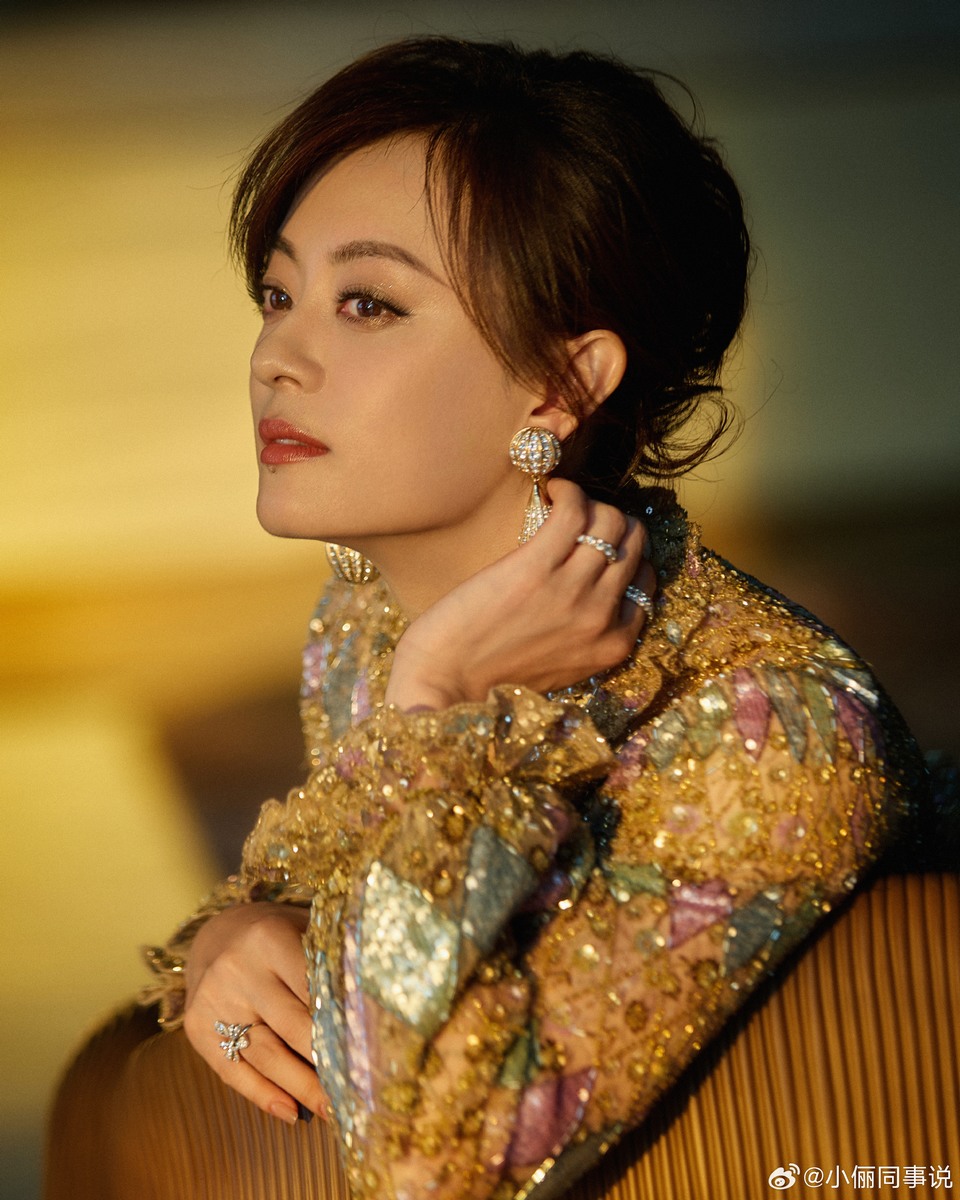 孙俪静静伫立身姿如画 余晖倾洒剪影被温柔勾勒  第7张