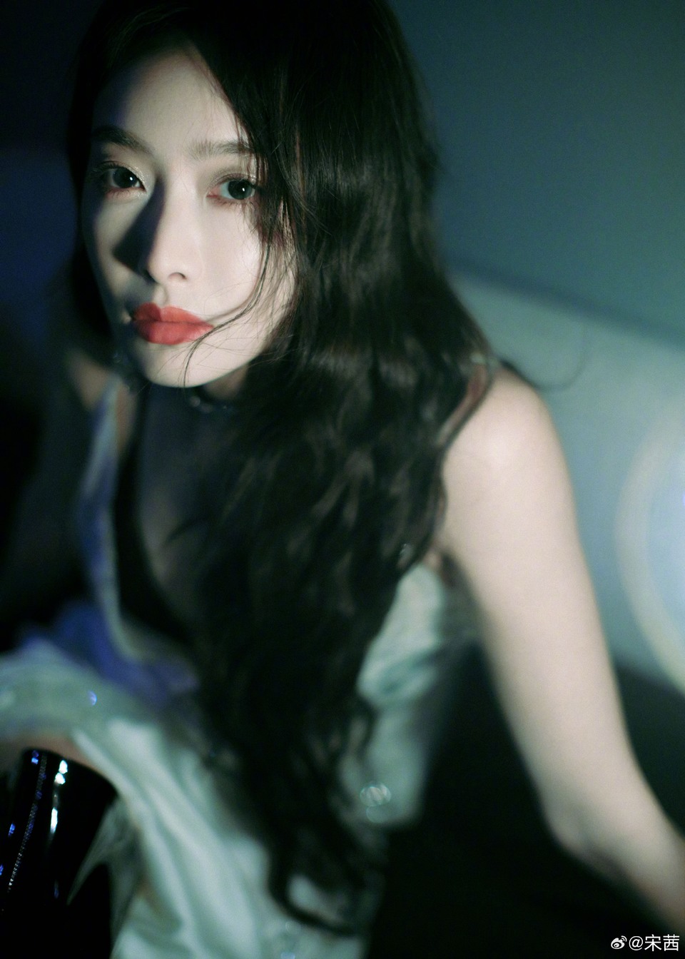 宋茜秒切酷飒女王 抒写光影下的双生梦  第9张