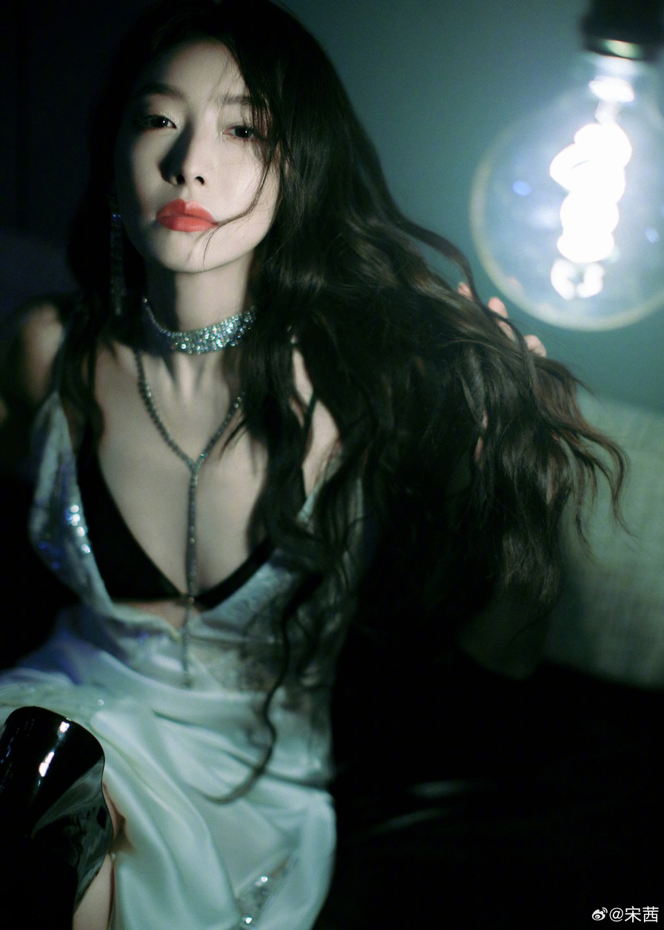 宋茜秒切酷飒女王 抒写光影下的双生梦  第11张