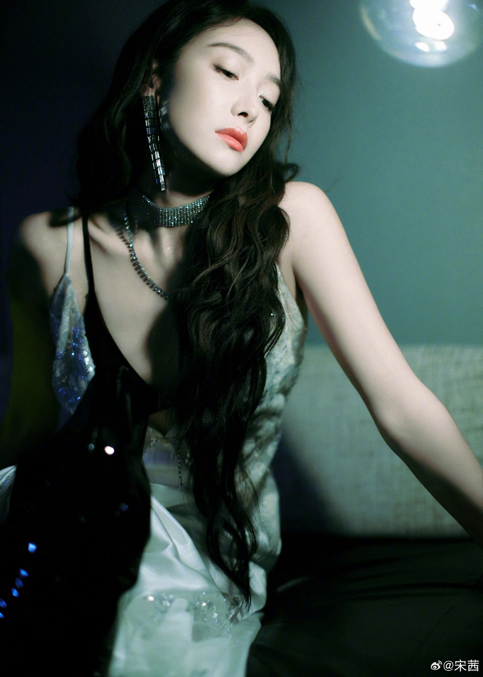 宋茜秒切酷飒女王 抒写光影下的双生梦  第10张