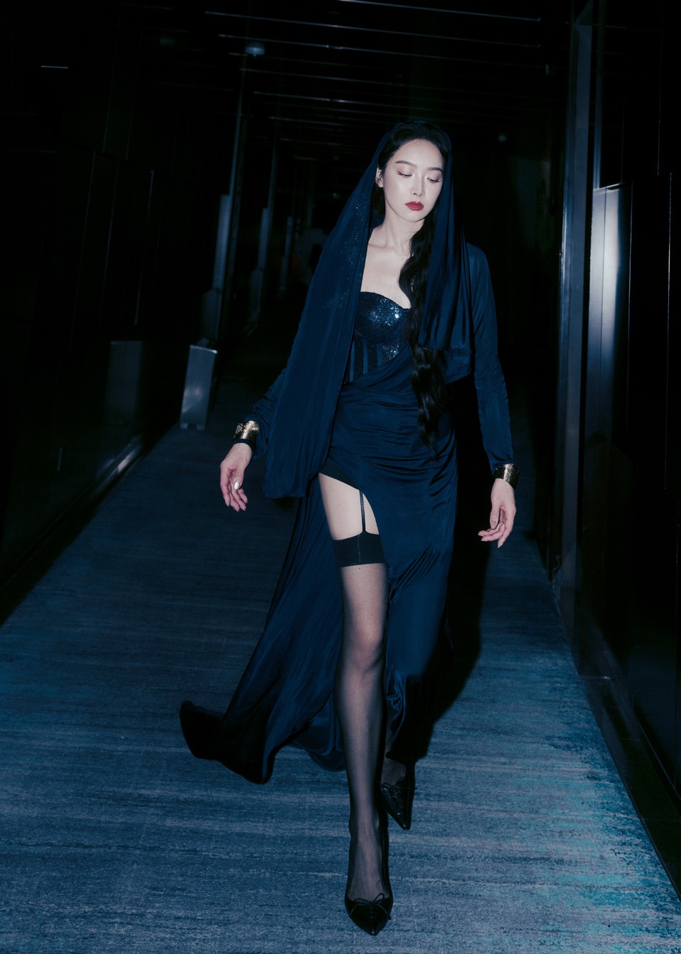 宋茜幽蓝尾迹栖于星夜 步履踏碎寂静粼光