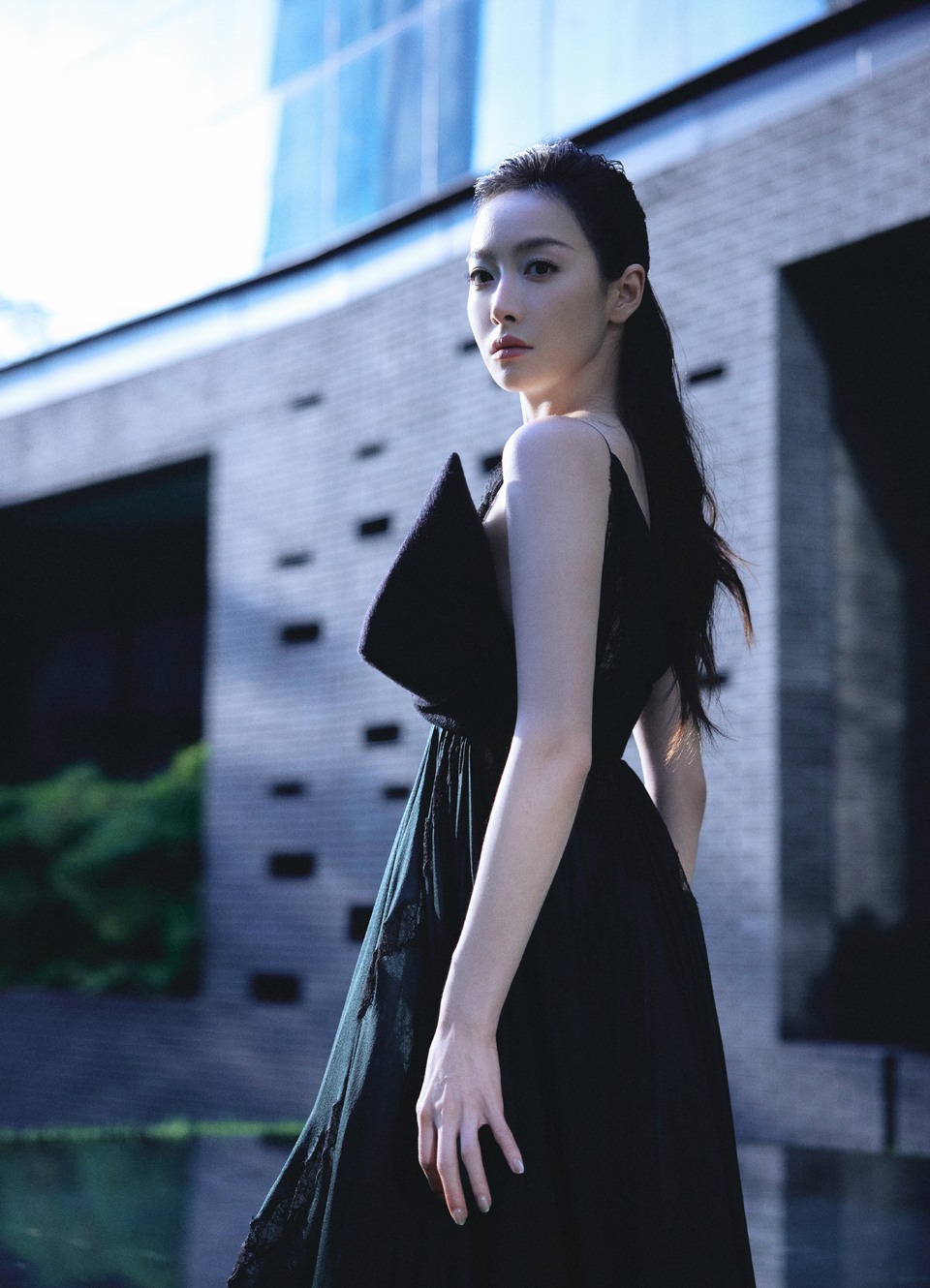 宋茜墨色翩然蝶翼轻掠光影 幻翼流转间共享华美之约  第5张