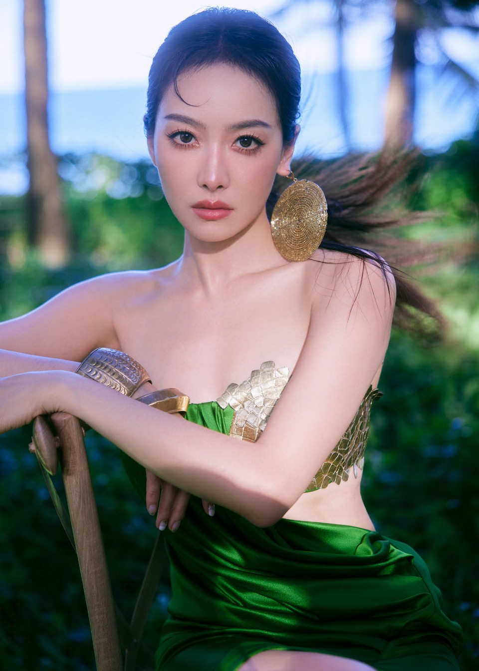 宋茜光影跌宕绿野为席 流金翻涌间听潮汐低语  第11张
