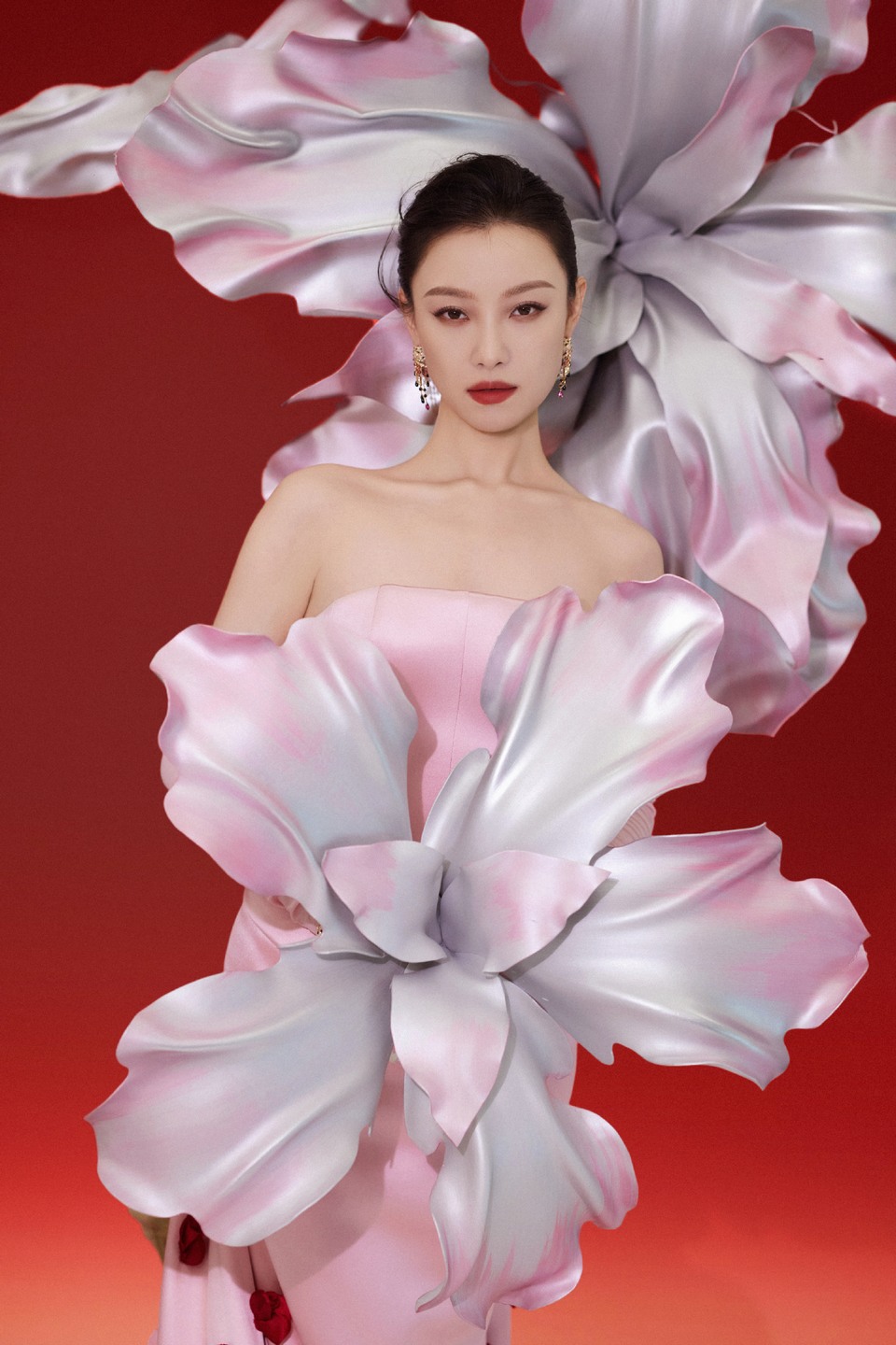 倪妮缠绵花蝶共舞 回眸瞬间万紫千红竞妍  第9张