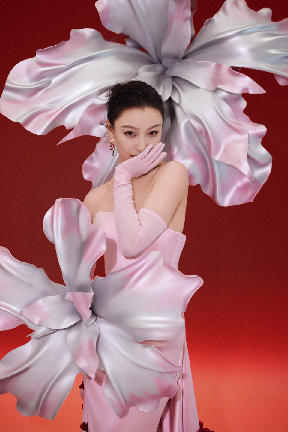 倪妮缠绵花蝶共舞 回眸瞬间万紫千红竞妍  第4张