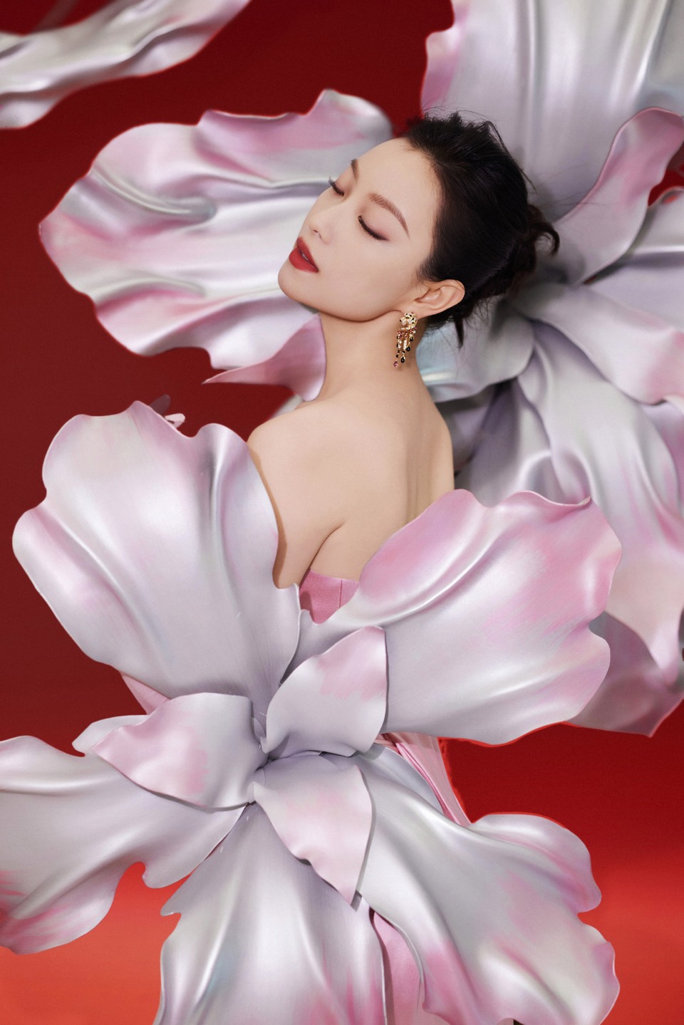 倪妮缠绵花蝶共舞 回眸瞬间万紫千红竞妍  第8张