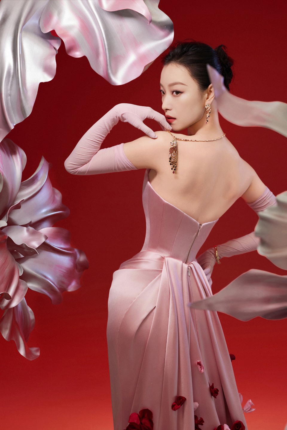 倪妮缠绵花蝶共舞 回眸瞬间万紫千红竞妍  第10张