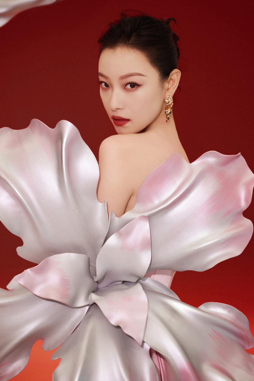 倪妮缠绵花蝶共舞 回眸瞬间万紫千红竞妍  第7张