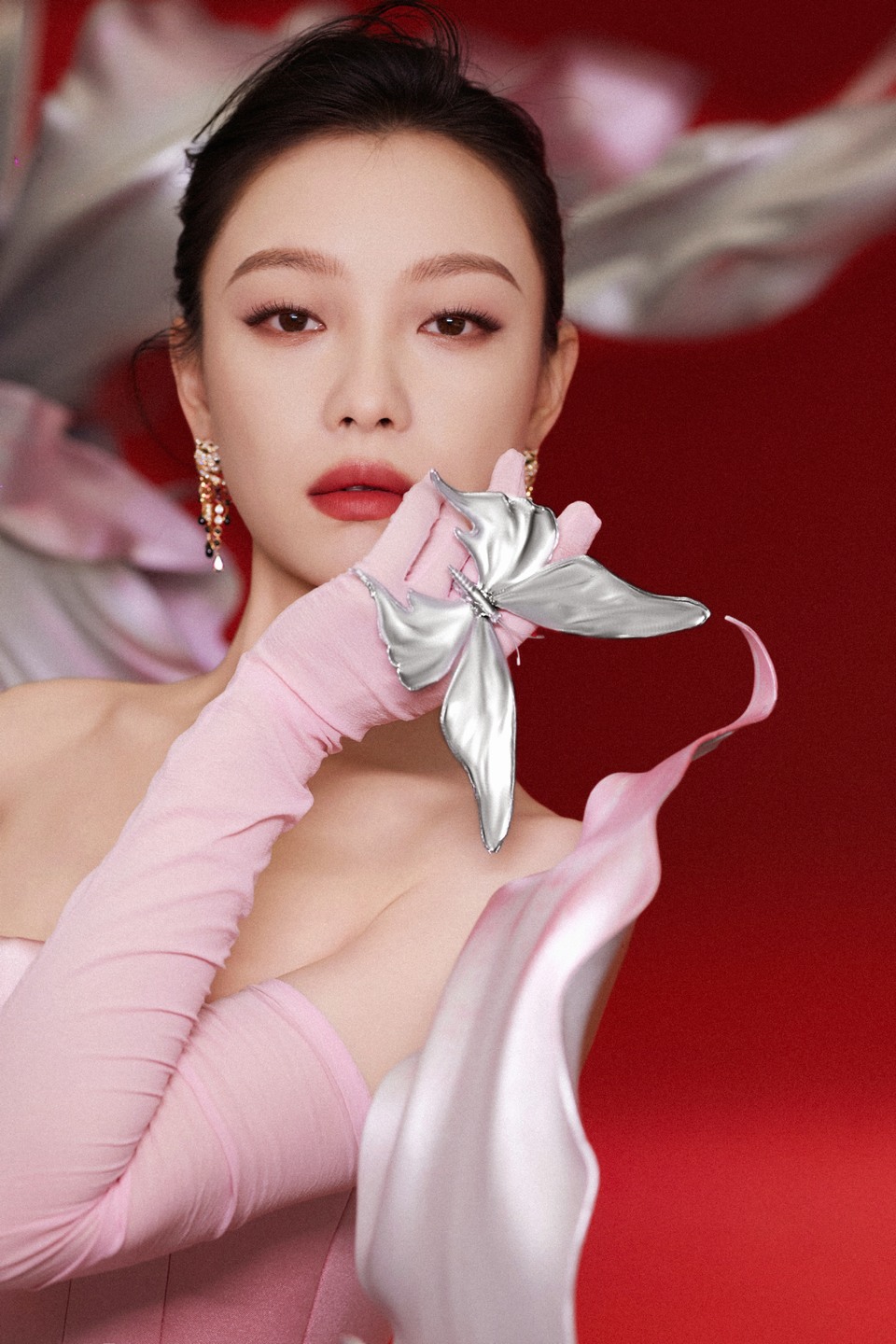 倪妮缠绵花蝶共舞 回眸瞬间万紫千红竞妍  第6张