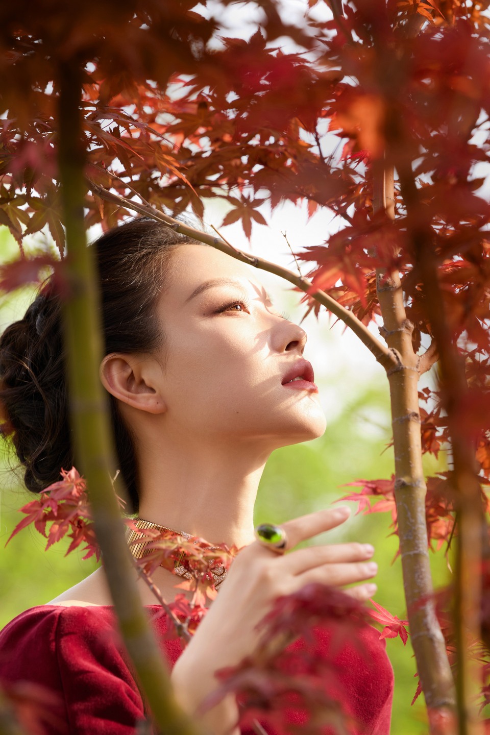 倪妮优雅的油画女郎 让取景器成为了画框  第5张
