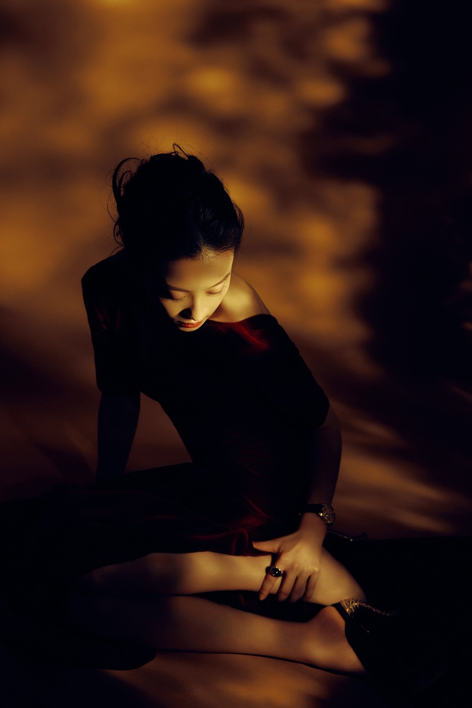 倪妮优雅的油画女郎 让取景器成为了画框