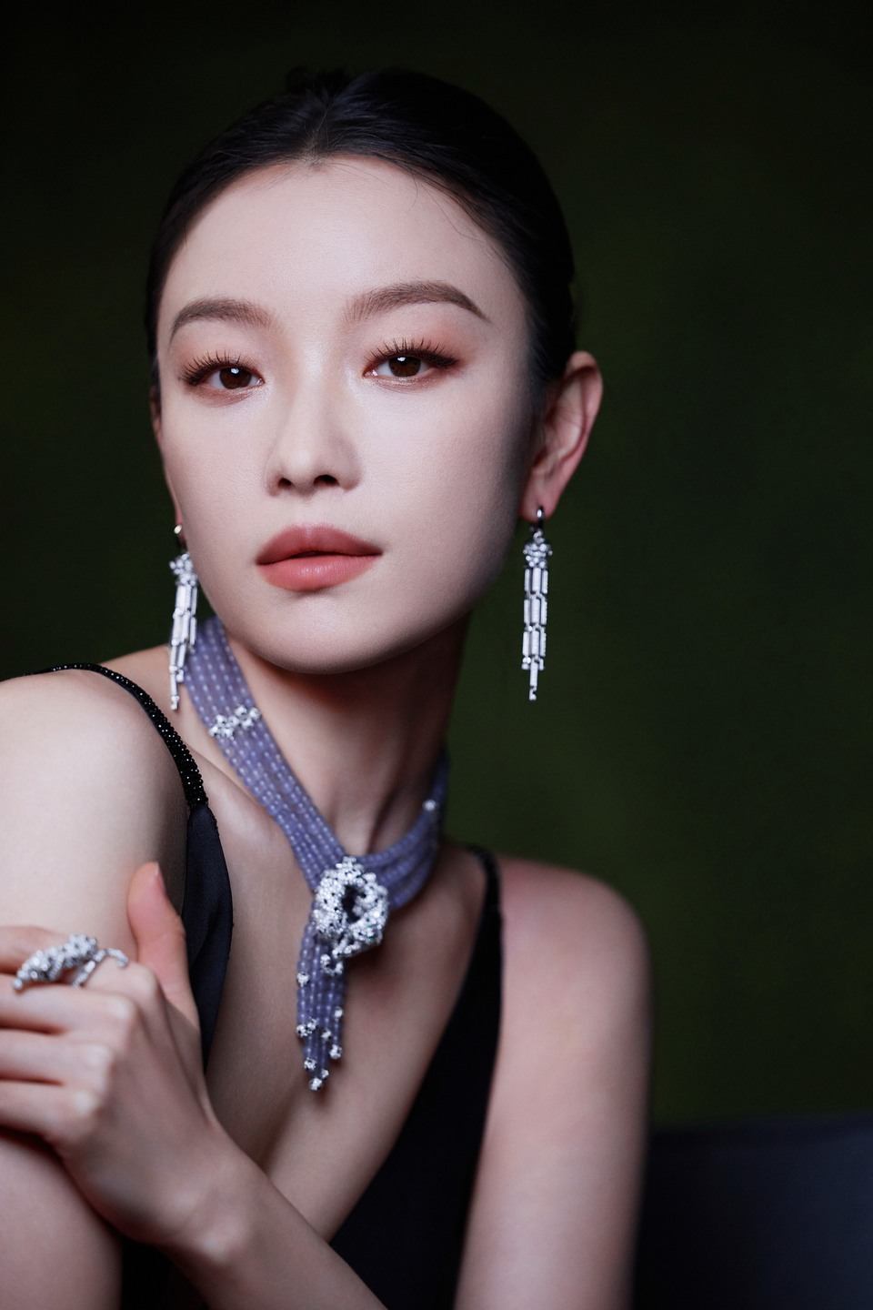 倪妮让黑色自成发光体 在裙摆绣满春意  第9张